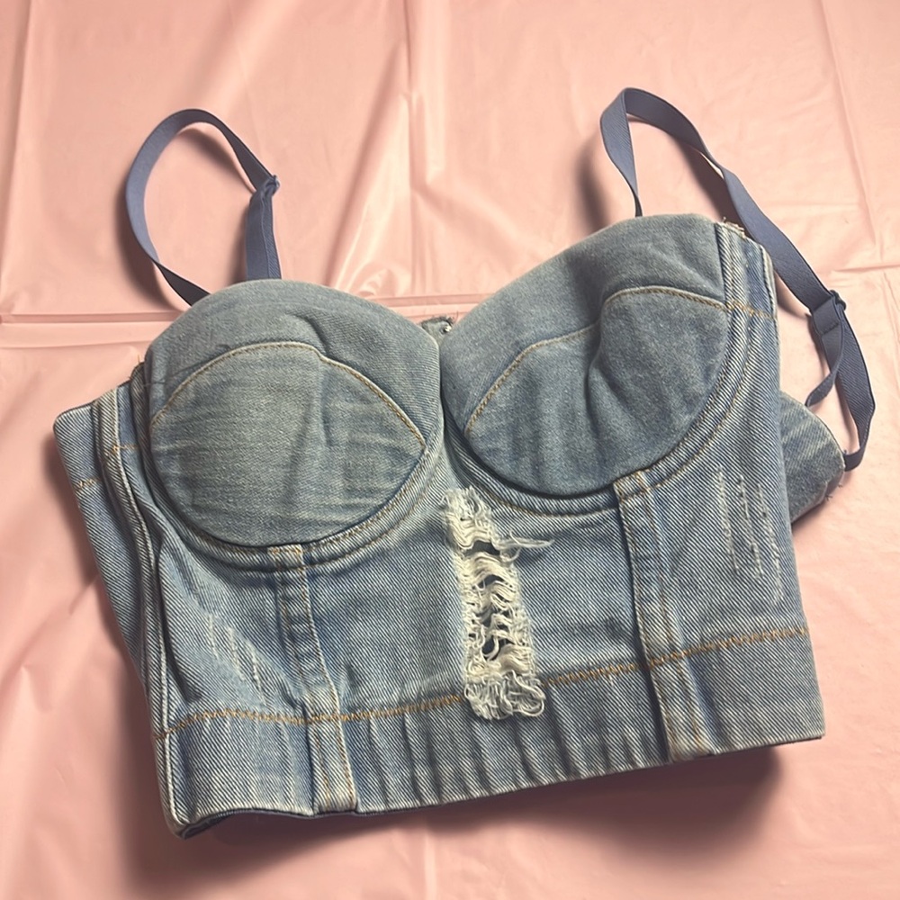 it's a nice fitting top around the chest area and makes you look snatched